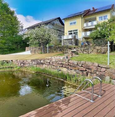 Schwimmteich mit Sicht zur Immobilie - 