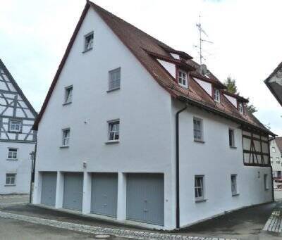 Rückseite mit Garagen - 2 Zimmer Etagenwohnung zur Miete in Scheer