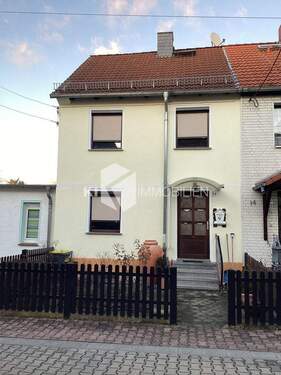 Vorderansicht - 'Gemütliches Reihenhaus... möchte saniert und bewohnt werden'