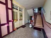 Eingangsbereich Hausflur mit Erdgeschosswohnung links - Mehrfamilienhaus, Wohnhaus zum Kaufen in Rudolstadt