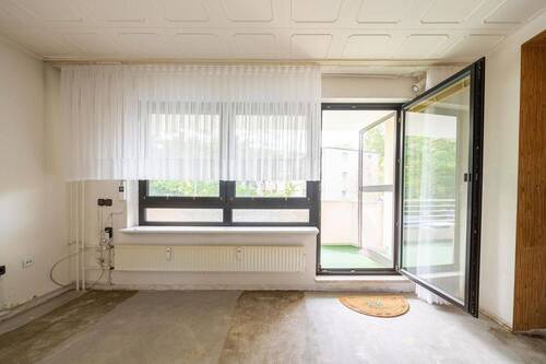 Wohnzimmer, Zugang zum Balkon - 