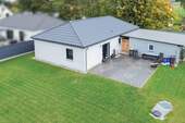 Terrassenansicht - Ebenerdig wohnen in Feldrandlage: Energieeffizienter 4-Zi.-Bungalow mit großen Garten