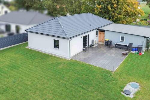 Terrassenansicht - Ebenerdig wohnen in Feldrandlage: Energieeffizienter 4-Zi.-Bungalow mit großen Garten