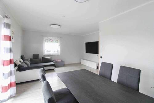 Wohn- / Esszimmer - 