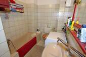 WC, Wanne und Waschtisch - 