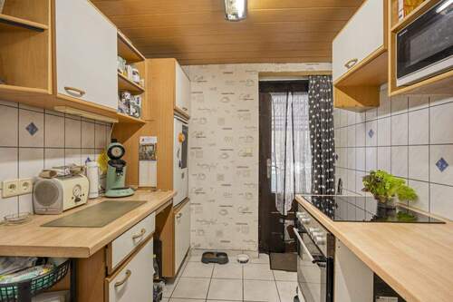 Küche linke Haushälfte mit Zugang zum Garten - 