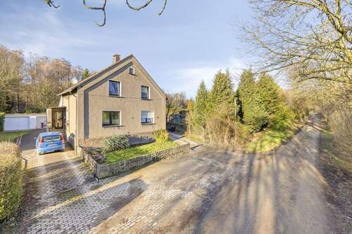 Vorderansicht mit Weg durch die Felder - 6 Zimmer Mehrfamilienhaus, Wohnhaus in Castrop-Rauxel