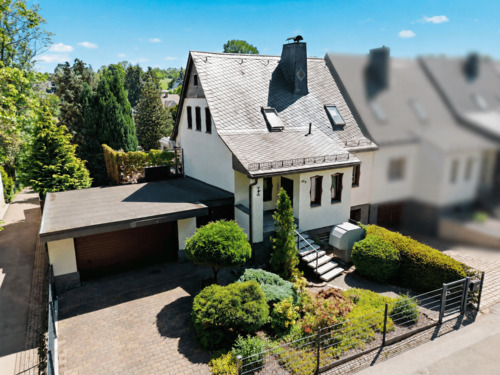 Hausansicht Straßenseite - Modernisiertes Reihenendhaus mit Wärmepumpe, Wellnessbereich, Pool und Doppelgarage in Chemnitz-Ebersdorf