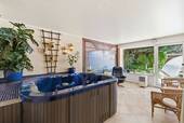 Wellnessbereich mit Whirlpool - 