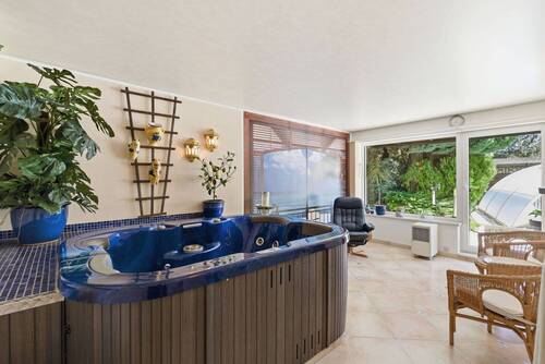 Wellnessbereich mit Whirlpool - 