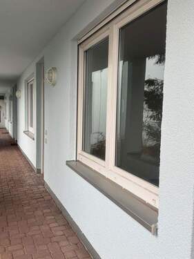 Eingang mit Fenster Schlafzim. - 2 Zimmer Etagenwohnung zum Kaufen in Leipzig