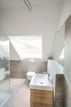 Modernes Dachbad mit Dusche - 