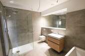 Badezimmer mit moderner Dusche - 