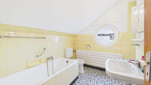 Bad mit Wanne und separater Dusche - 