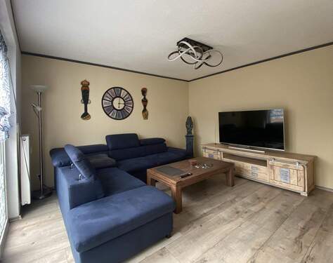 Wohnzimmer mit Balkonzugang - 