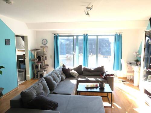 Wohnzimmer mit Zugang zum Balkon - Etagenwohnung mit 101,00 m&sup2; in Krefeld zum Kaufen