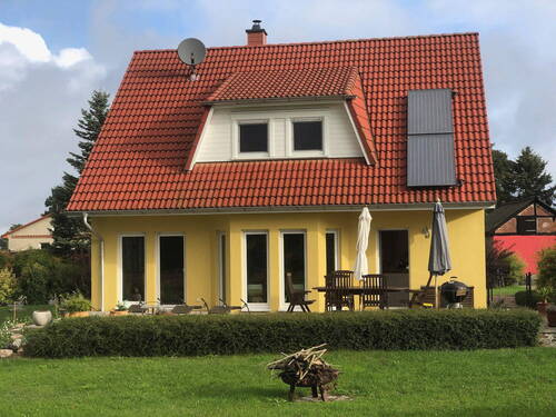Blick vom Garten Süd - Einfamilienhaus Energieeffiziensklasse B mit E-Ladestation für Automobile