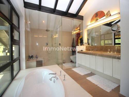 29_En Suite Bad - 