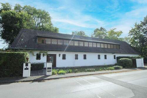 Außenansicht - Großzügiges Einfamilienhaus mit Schwimmhalle und großem Grundstück - Ihr Wohntraum in Düsseldorf