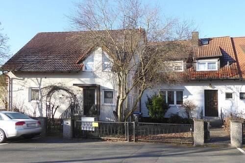 Eingangsbereich zu beiden Gebäudeteilen - 1 Zimmer Mehrfamilienhaus, Wohnhaus zum Kaufen in Bayreuth