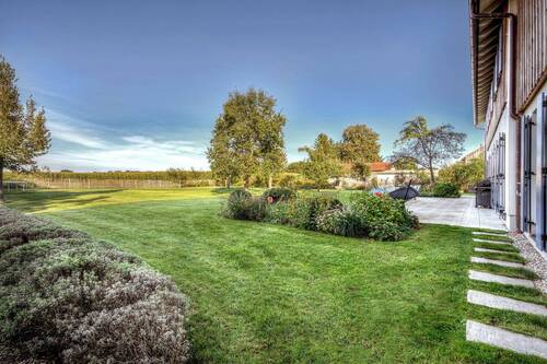 Weitblick ins Grüne. Parkähnlicher Gartenbereich. - 