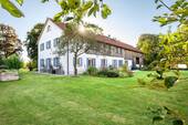 Außenansicht. Idyllischer Garten mit Obstbäumen. - 7 Zimmer Mehrfamilienhaus, Wohnhaus zum Kaufen in Haimhausen