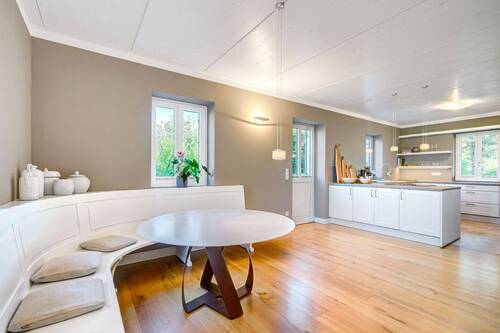 Helle, offene Küche mit angrenzendem Essbereich. - 