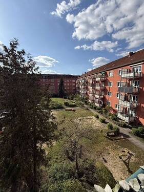 Balkonaussicht - Incitement zum Eigentum: Helle 2,5-Zimmer-Wohnung mit Traumlage in Spandau