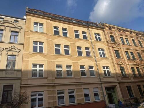 Objektansicht - 3-Raumwohnung mit Dachterrasse und Weitblick über Halle, Stellplatz, Einbauküche & dekorativen Sichtbalken!