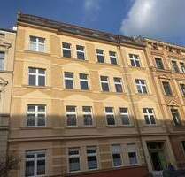 3-Raumwohnung mit Dachterrasse und Weitblick über Halle, Stellplatz, Einbauküche & dekorativen Sichtbalken! - Halle (Saale) Innenstadt