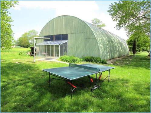 Rundbogenhalle mit Pool, Sauna und Spielscheune - 