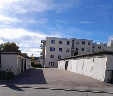 Garagen und Zufahrt - Etagenwohnung mit 75,80 m² in Bitz zum Kaufen