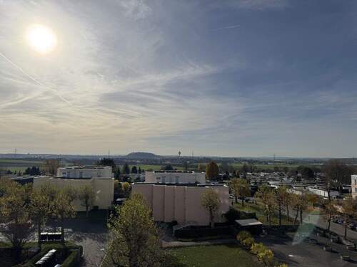 Ausblick Wohnzimmer - Helle und modernisierte 2-Zimmer-Wohnung mit Weitblick
