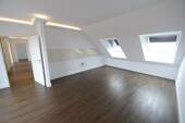 Wohnen/Essen - Jetzt aber! Schickes Dachgeschoss + Parkett + Fußbodenheizung + Loggia + tolles Bad + LED-Licht