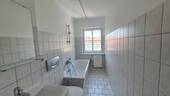 Bad mit Fenster + Wanne - Etagenwohnung mit 43,00 m&sup2; in Rostock zur Miete