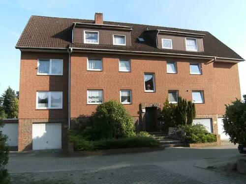 Bleckede HausNr. 9 Vorderansicht - Willkommen in Bleckede! Charmante 3-Zimmer-Dachgeschosswohnung mit ca. 70?m² für Eigennutzer