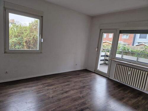 Wohnzimmer - Helle 3-Zimmer-Wohnung mit Balkon in ruhiger Lage