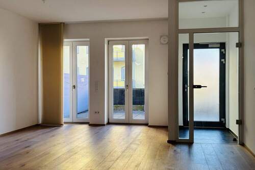 Wohnzimmer und Eingangsbereich - 2 Zimmer Etagenwohnung in Augsburg