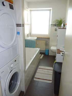 Bad mit Wanne, Duschkabinenaufsatz, WaMa u. Trockn - 