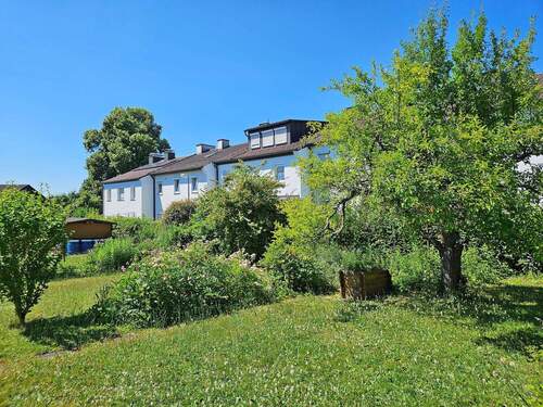 Großer Sommergarten mit Baumbestand und Abstand zu den Nachbarhäusern - 