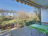 Überdachte Terrasse mit Blick in den Garten - Reihenendhaus mit 155,00 m&sup2; in Sindelfingen zum Kaufen
