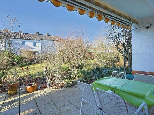 Überdachte Terrasse mit Blick in den Garten - Reihenendhaus mit 155,00 m&sup2; in Sindelfingen zum Kaufen