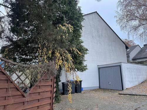 Straßenansicht/Garage/Einfahrt - 
