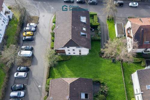 Haus von oben (KI-generierte Frühlingswiese) - 