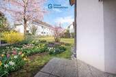 Terrasse/Wohnzimmer (KI-generierte Blumen) - 