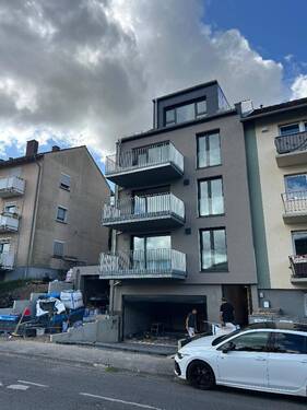 Hausansicht - Erstbezug: Moderne 2-Zimmer-Neubauwohnung mit Terrasse und seitlichem Rheintalblick