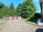 Auffahrt mit Garagen - 6 Zimmer Einfamilienhaus zum Kaufen in Schwalbach