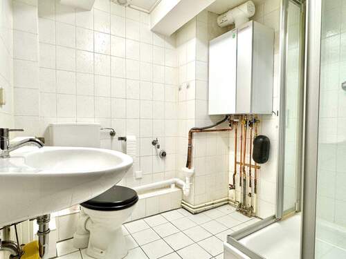 Bad mit Dusche - 
