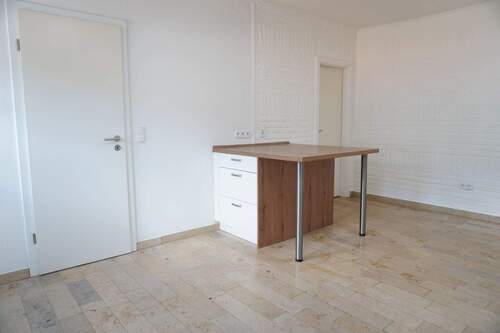 Wohn-/Esszimmer mit Türen zum Schlafzimmer u.Küche - 