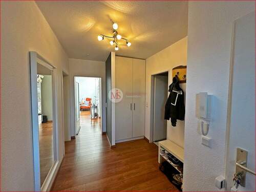 Flur - Etagenwohnung mit 64,30 m&sup2; in Neuss zur Miete